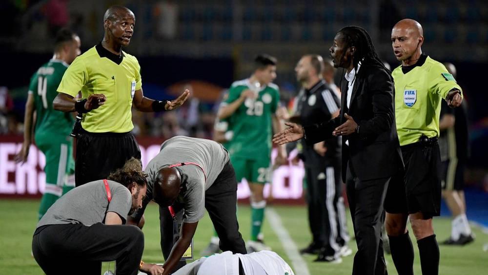 أليو سيسي: "التحكيم في أفريقيا فضيحة.. حين نتحدث عن أخطاء الحكام يطلب منا التوقف عن البكاء!"