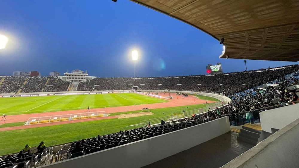 آلاف الجماهير الرجاوية تتناول وجبة الإفطار في "دونور" قبل مواجهة وفاق سطيف