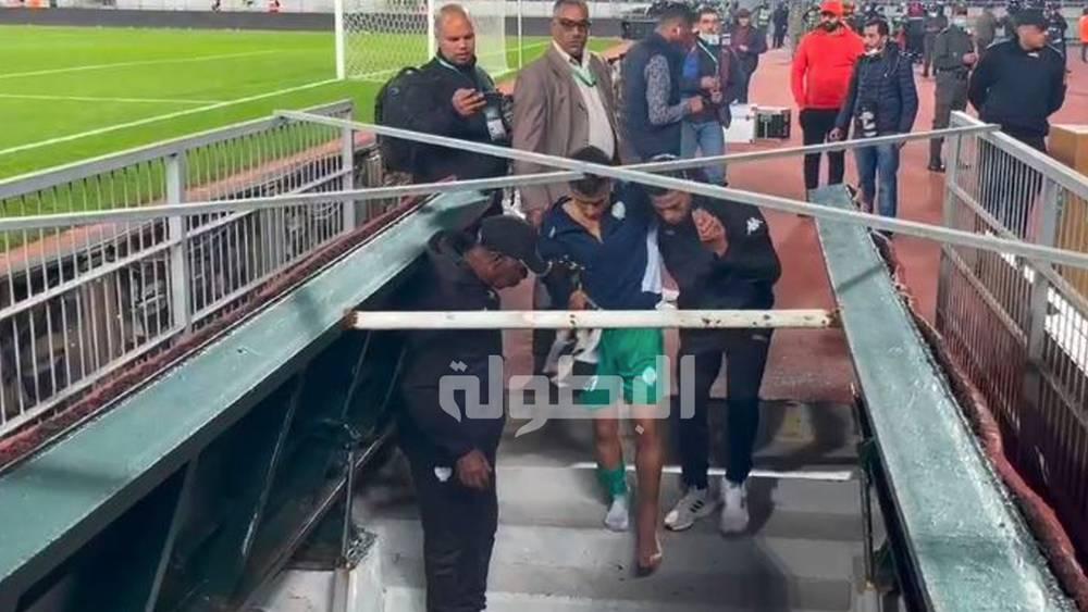سوكحان يغادر ملعب "محمد الخامس" متأثرا بالإصابة بعد مواجهة و.سطيف