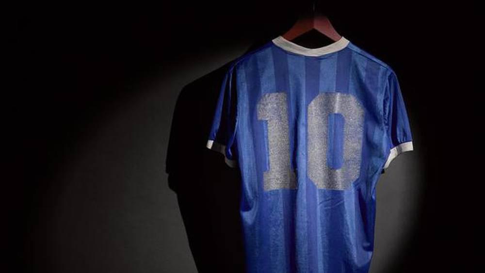 ابنة مارادونا تتصدى لعملية بيع قميص والدها بـ6 ملايين: "المعروض ليس قميص هدف القرن"