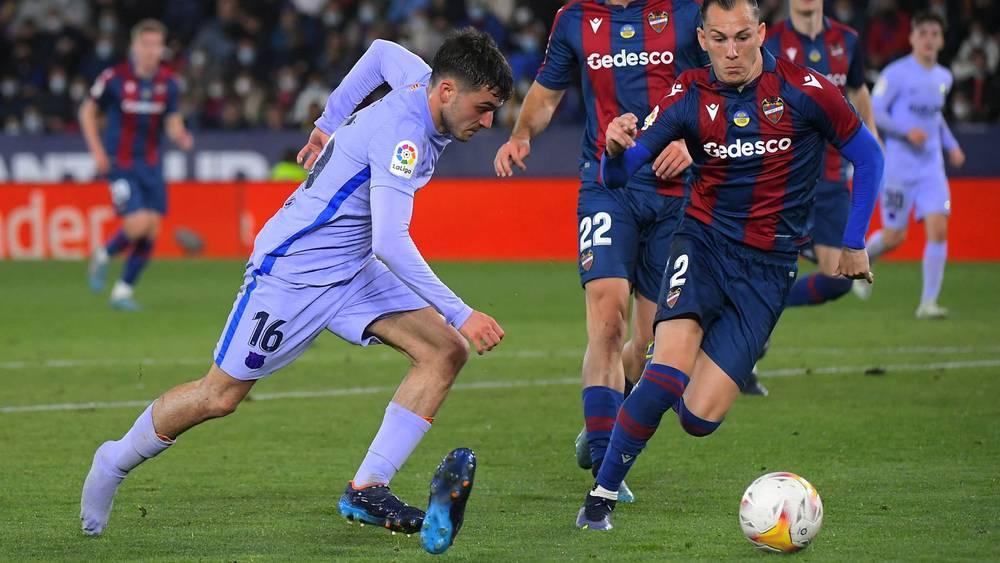 على طريقة ميسي.. بيدري يلعب لثواني بدون حذاء قبل هدف برشلونة "القاتل" أمام ليفانتي!