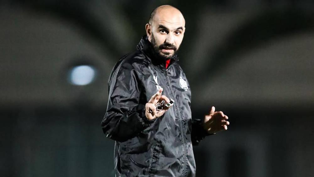 Walid Regragui félicite ses joueurs après la victoire contre CR Belouizdad