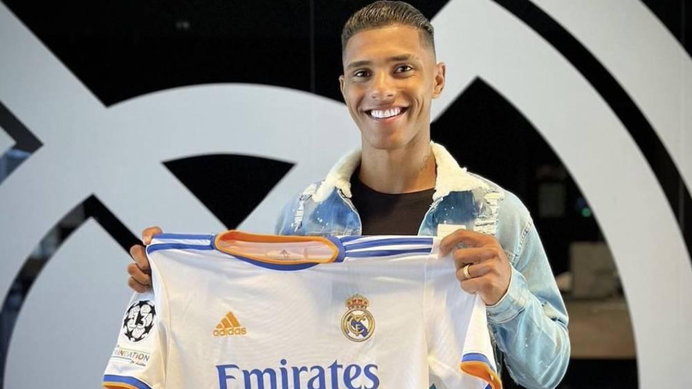 أنشيلوتي يشيد بلاعبه البرازيلي "توبياس" ويصرح: "إنه فتى يتعلم بسرعة وسنعتمد عليه في المستقبل"