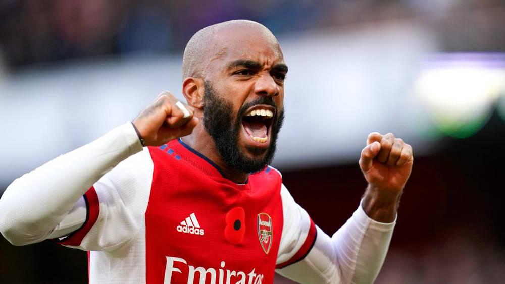 Lacazette confie "parler à plusieurs clubs"