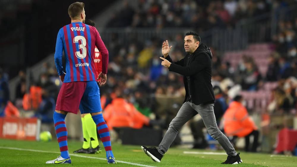 تشافي: "بيكيه يُحب أن يكون اسمه على كل لسان"