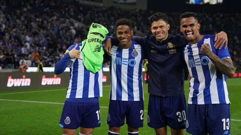 بورتو يضع قدما على منصة التتويج بلقب الدوري البرتغالي