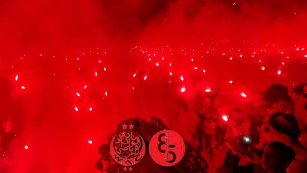 أهازيج و"كراكاج مهيب".. تجمهر آلاف الوداديين بقيادة "الوينرز" أمام "بنجلون" احتفالا بالذكرى الـ85 لتأسيس النادي