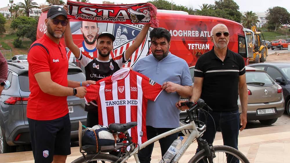 إدارة "الماط" تكافئ المشجع إلياس بعد قطعه المسافة بين تطوان وأكادير على متن دراجة هوائية لحضور نهائي كأس العرش