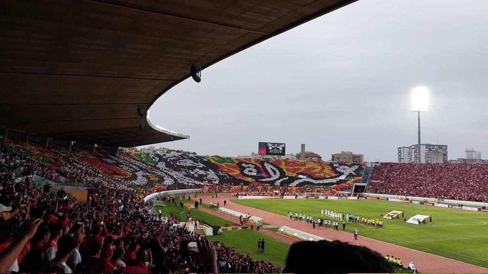 "الوينرز" ترفع "تيفو" يحمل عبارة "غُزاة القارة" على هامش مباراة الوداد وبيترو أتلتيكو