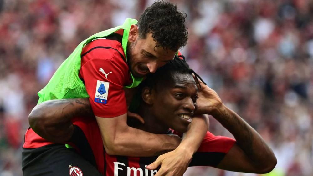 الدوري الإيطالي / ميلان يهزم أتالانتا ويُصبح على بُعد نقطة واحدة من اللقب