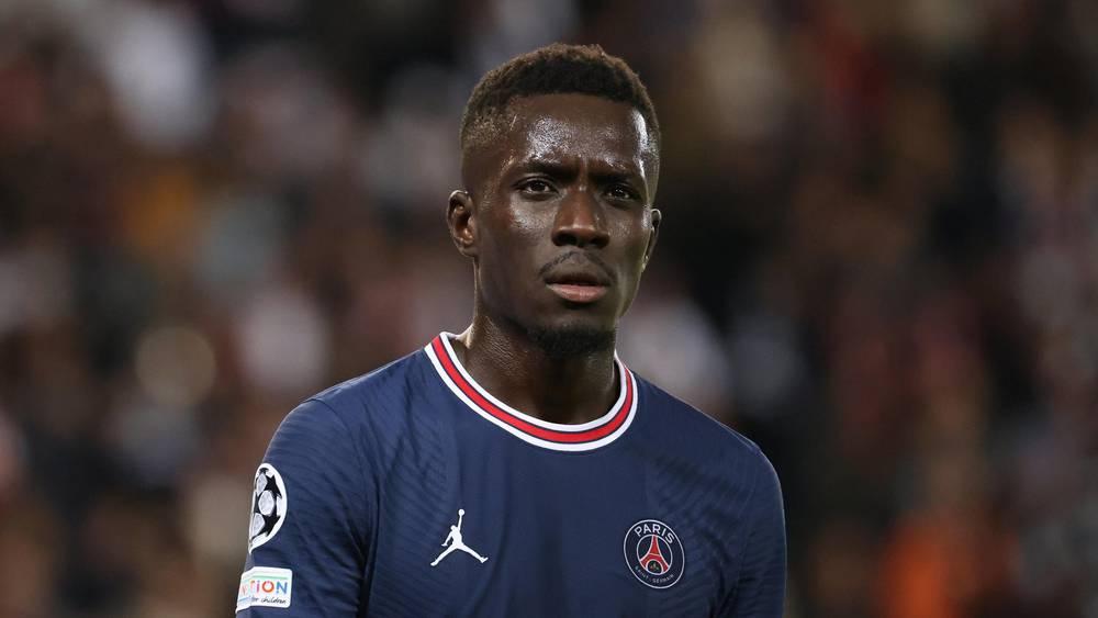 "إدريسا غاي" غاب عن سان جيرمان ضد مونبولييه لرفضه ارتداء قميص يحمل ألوانًا تدعم الشذوذ الجنسي