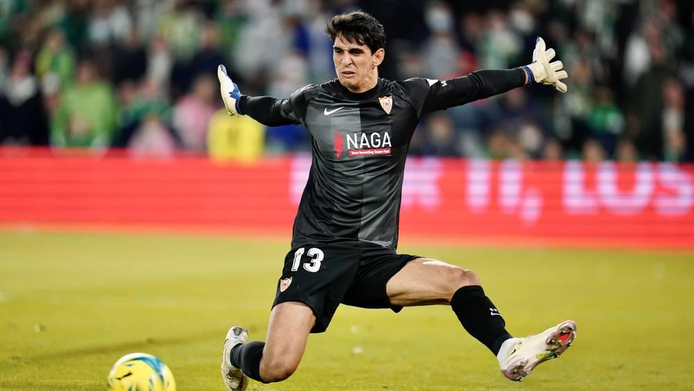 بونو في طريقه ليصبح أول حارس في تاريخ إشبيلية يفوز بجائزة "زامورا"