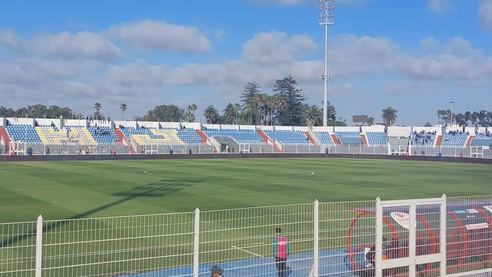 الدفاع الحسني الجديدي يستقبل اتحاد طنجة وسط مدرجات شبه "فارغة" والجماهير الحاضرة تصب جام غضبها على إدارة النادي