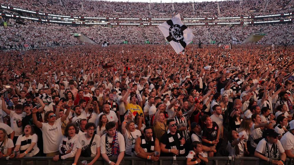 بالفيديو / احتفال 100 ألف مشجع لنادي "آينتراخت فرانكفورت" بلقب الدوري الأوروبي في ملعب بلا مباراة