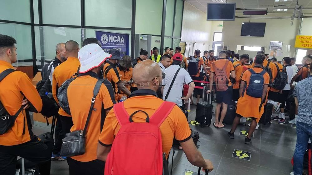 بعثة نهضة بركان تغادر نيجيريا في هذه الأثناء بعد تتويجها بكأس الكونفدرالية في رحلة ستعرف توقفا تقنيا في لاغوس