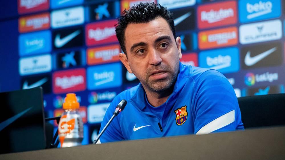 تشافي يكشف أسماء 6 لاعبين لن يعتمد عليهم برشلونة في الموسم المقبل