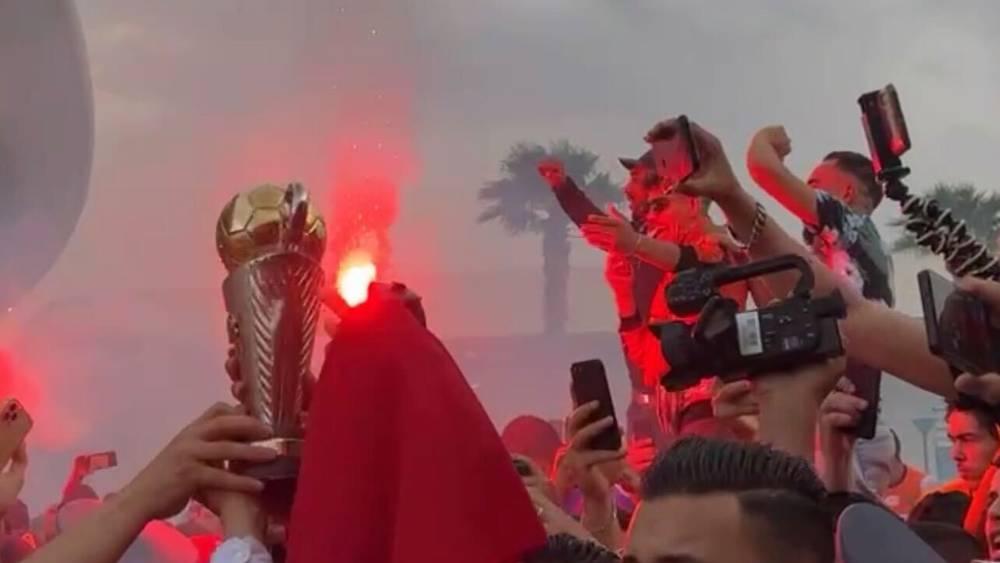 شماريخ ومئات الأنصار أمام المطار.. بعثة نهضة بركان تحظى باستقبال "الأبطال"