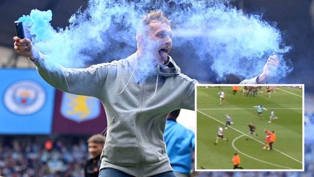 فيديو / حارس أستون فيلا يتعرض للهجوم من جماهير السيتي أثناء اقتحامهم الملعب وجيرارد ينفجر غاضبًا: "اسألوا غوارديولا!"