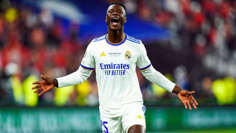 كامافينغا: "الفوز بمباريات من هذا القبيل ولمس الكأس أمر جنوني.. حلم الطفولة تحقق ولهذا جئت لريال مدريد"