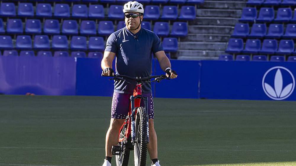 رونالدو البرازيلي يفي بوعد قطعه على نفسه بعد صعود فريقه بلد الوليد إلى "الليغا"