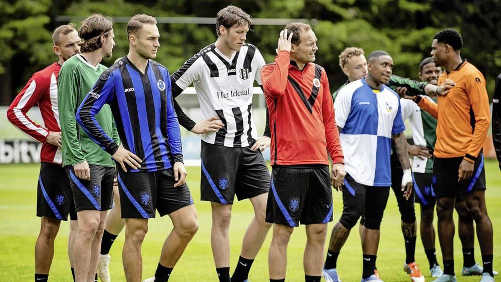 لاعبو منتخب هولندا يخوضون التداريب بقمصان "أندية الهواة" التي ساعدتهم على احتراف كرة القدم