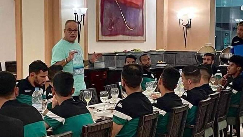 البدراوي يزور لاعبي الرجاء بمعسكرهم في الصخيرات قبل يوميْن من مواجهة "الديربي"