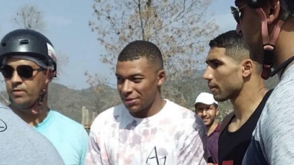 مبابي يزور المغرب رفقة حكيمي ويُبادر بلقاء الأيتام في إحدى القرى