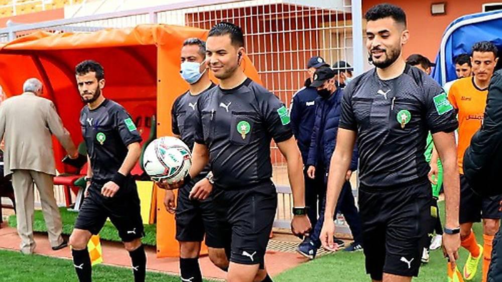 ياسين بوسليم حكما لمباراة الرجاء وشباب المحمدية وبنرقية في غرفة "الفار"