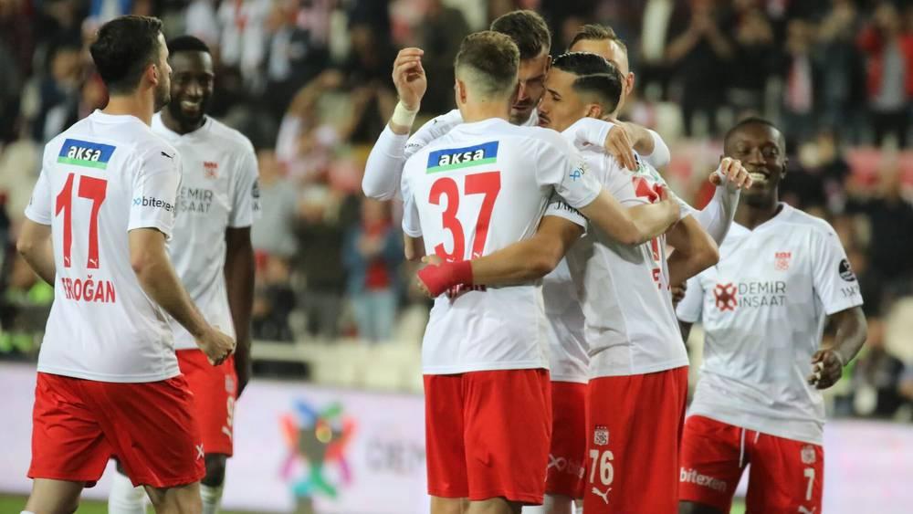 فجر في رسالة وداعية لسيفاس سبور التركي: "أغادر بكثير من المرارة ناديا رحب بي كعضو من العائلة"