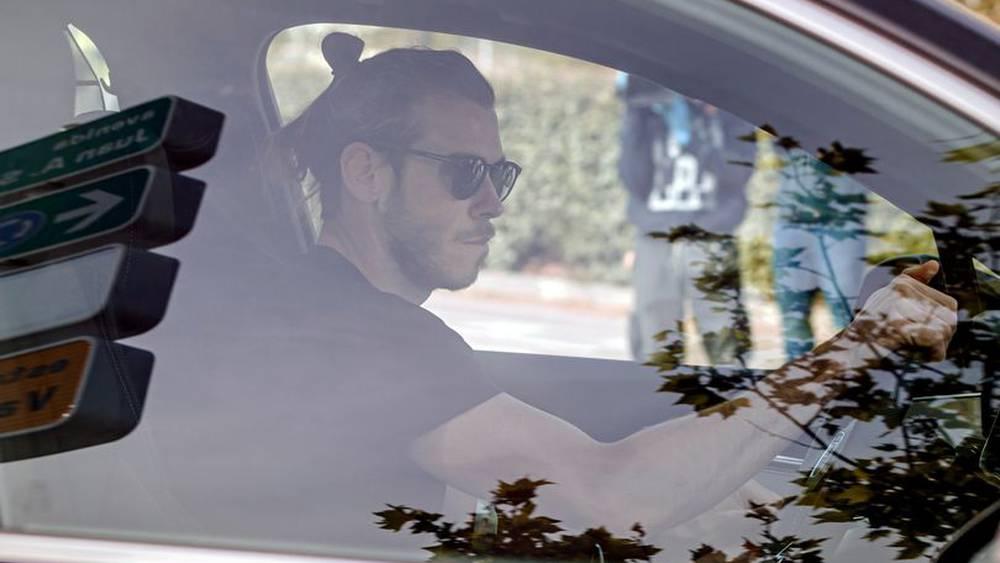 بيل يزور مقر نادي كارديف سيتي.. والصحافة تربطه باللعب في الدرجة الأولى الإنجليزية