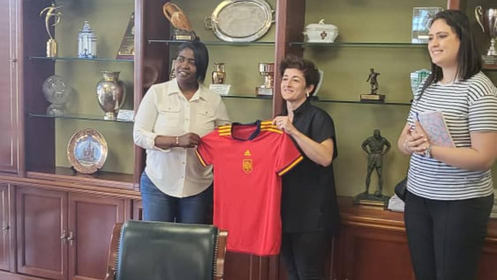 رئيسة العصبة الوطنية تزور الاتحاد الإسباني لمناقشة سبل تطوير كرة القدم النسوية