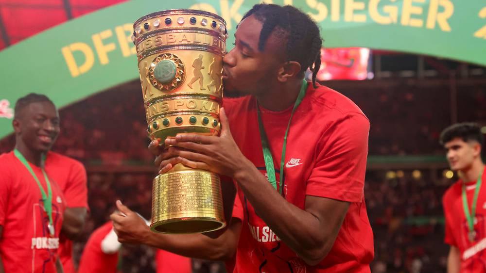 رسميًا/ الفرنسي "نكونكو" يتجاهل الكبار ويُجدد عقده مع لايبزيغ