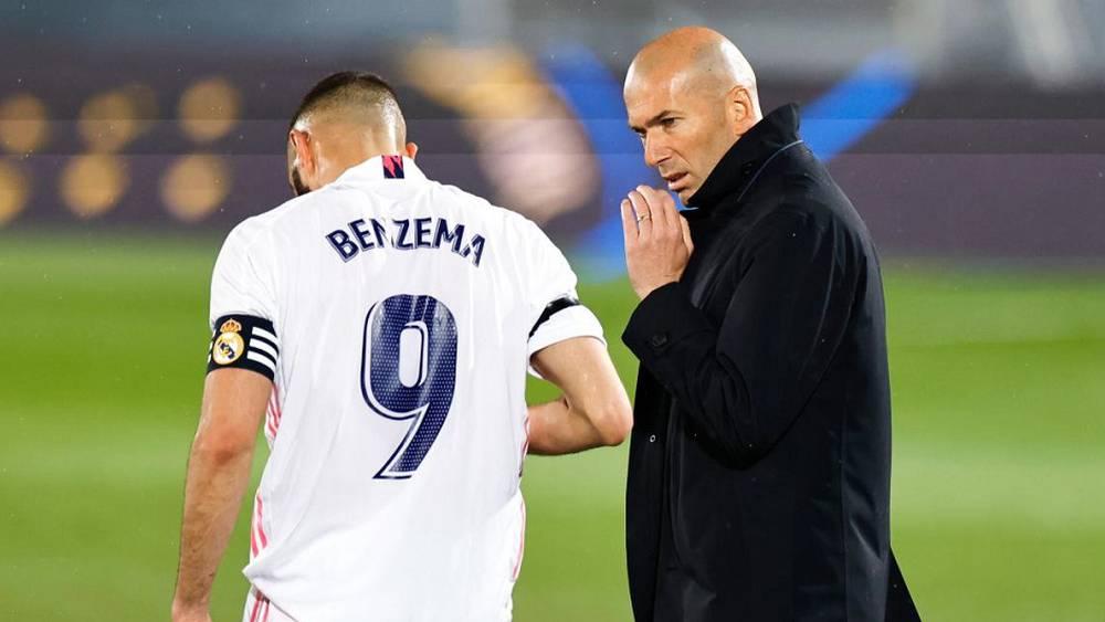 زيدان يرشح بنزيما للفوز بالكرة الذهبية ويؤكد: "إنه استثنائي"