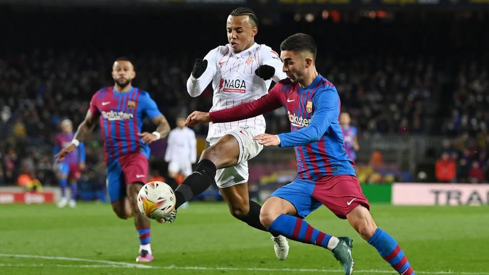 إشبيلية يطالب برشلونة برفع عرضهم لضم كوندي