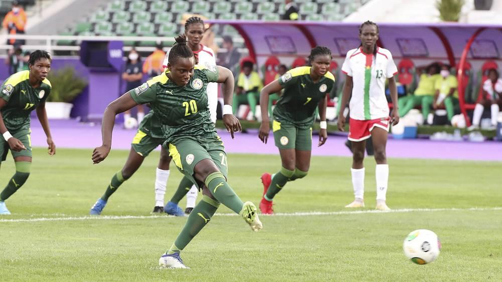 "الكاف" يجتمع بمدربي المنتخبات المشاركة في "كان المغرب" لمناقشة سبل تطوير كرة القدم النسوية