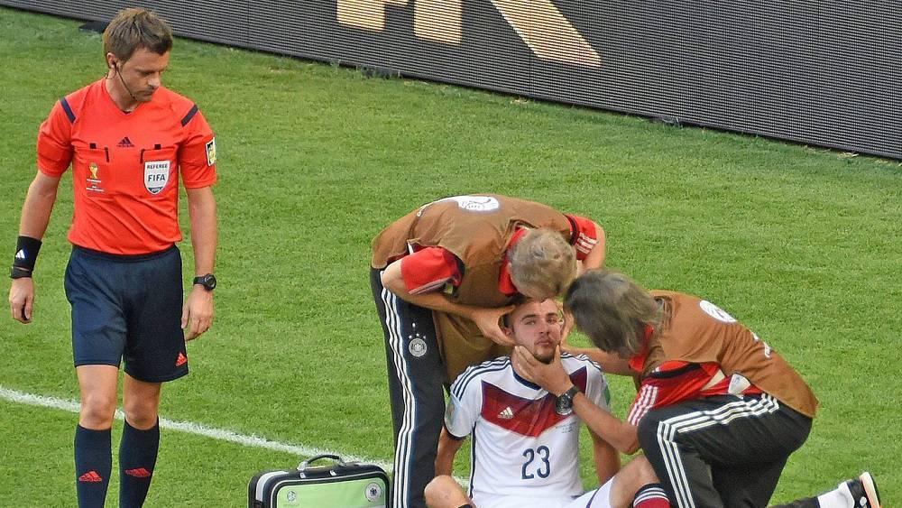 "الفيفا" يقرر إطلاق خدمة تشخيص وإعادة تأهيل حالة الإصابة بـ"ارتجاج في المخ" لدى اللاعبين في مونديال "قطر 2022"