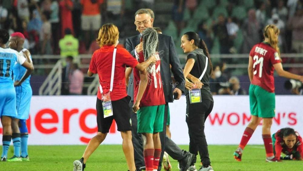 رئيس الجامعة فوزي لقجع يهنئ لاعبات المنتخب المغربي بالتأهل إلى كأس العالم ونصف نهائي "الكان"