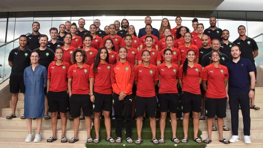 رئيس الجامعة فوزي لقجع يحفز لاعبات المنتخب المغربي قبل مواجهة نيجيريا في نصف نهائي "كان السيدات"