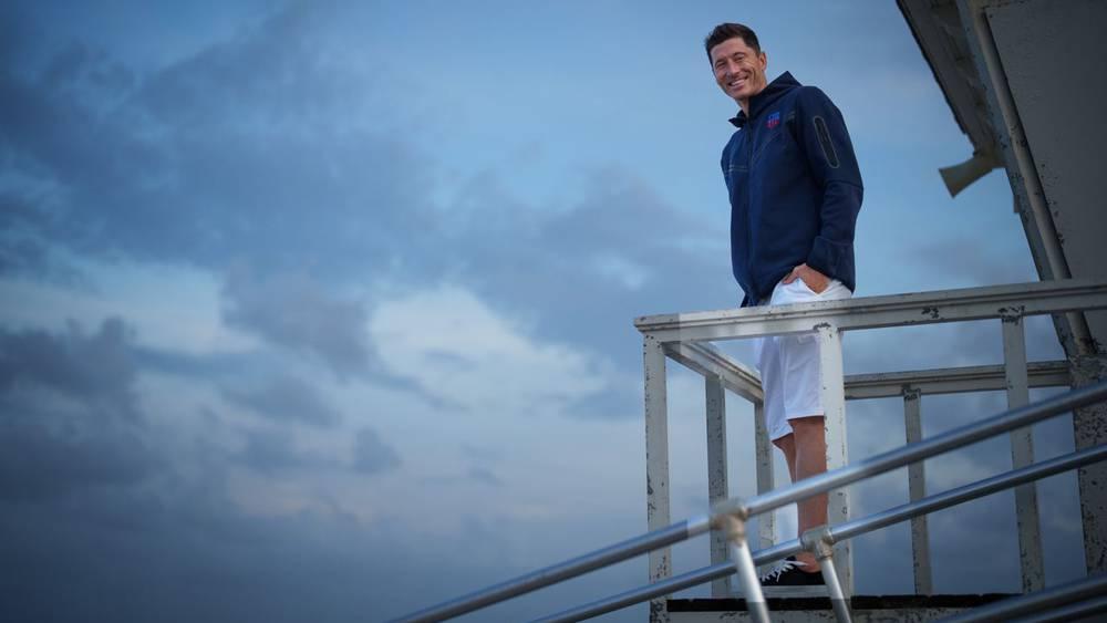 بالفيديو/ ليفاندوفسكي يُقابل زملاءه الجُدد في برشلونة للمرة الأولى