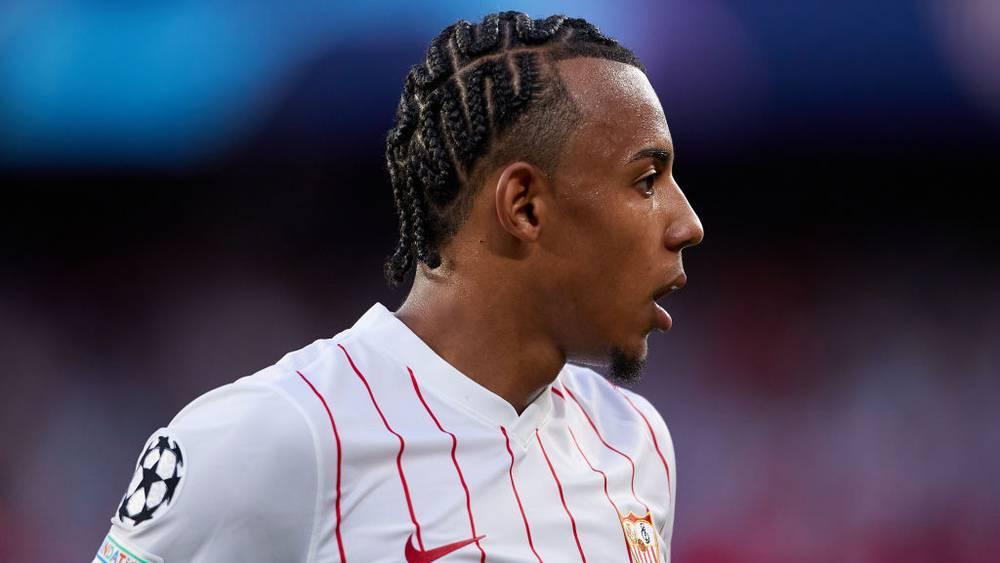 جول كوندي يُغادر معسكر إشبيلية تمهيدًا للانضمام إلى فريقه الجديد