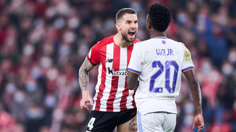 "سبورت"/ برشلونة يتوصل لاتفاق من أجل ضم مُدافع أتلتيك بيلباو "إينيجو مارتينيز"