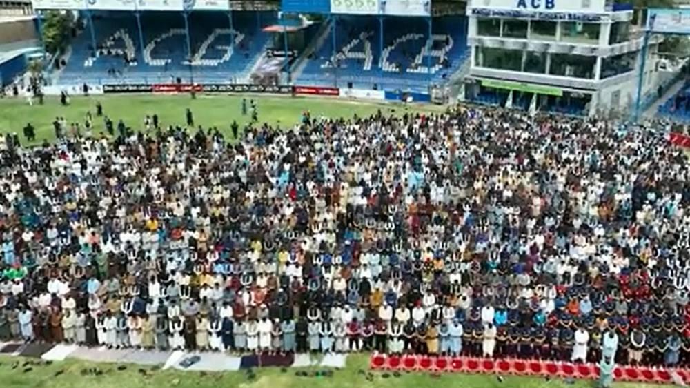 الكريكيت يواصل توحيد الشعب الأفغاني بعد أداء اللاعبين والجمهور والإداريين لصلاة الجمعة بشكل جماعي في إحدى مباريات الدوري المحلي