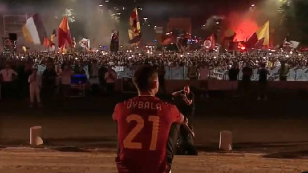 فيديو/ أكثر من 8 آلاف مشجع لروما يجتمعون في مشهد "مهيب" لاستقبال باولو ديبالا