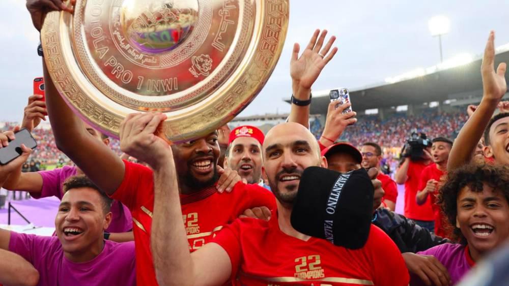 الركراكي يوجه رسالة "وداعية" لمكونات نادي الوداد الرياضي ويؤكد: "عمْري ما غادِي نْسا جُمهور الوداد الكبير"