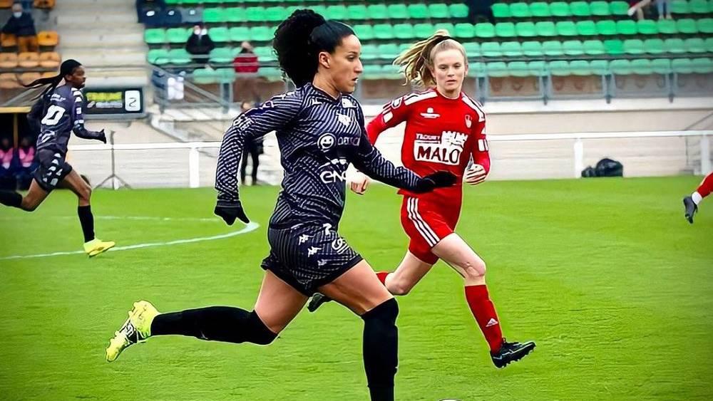 لاعبة المنتخب المغربي سلمى أماني تعلن عن مغادرتها نادي سان مالو الفرنسي