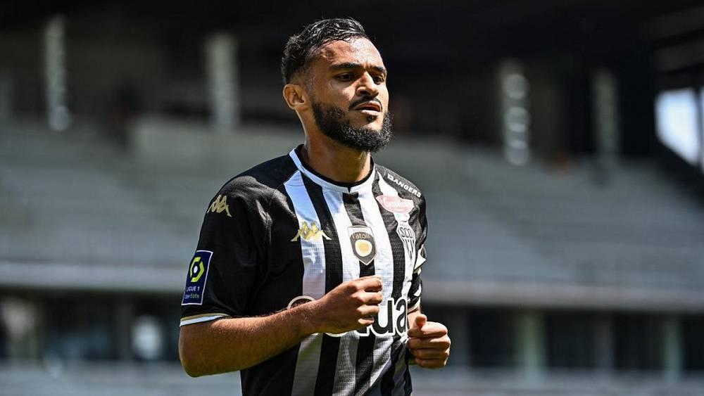 مدرب أنجيه يؤكد إمكانية عودة بوفال إلى الميادين من بوابة مباراة أوكسير بعد غد الأحد