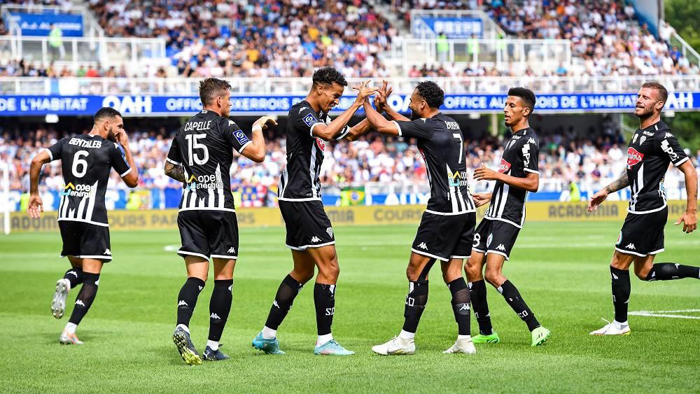 بوفال يقدم تمريرة حاسمة في مباراة عودته من الإصابة ويساهم في تعادل أنجيه أمام مضيفه أوكسير