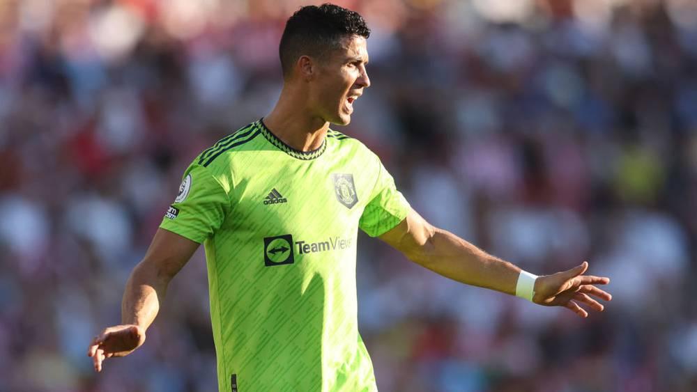 كريستيانو رونالدو يعيش "جحيمًا" مع مانشستر يونايتد.. يأكل وحيدًا وينفعل على تين هاج في التدريبات