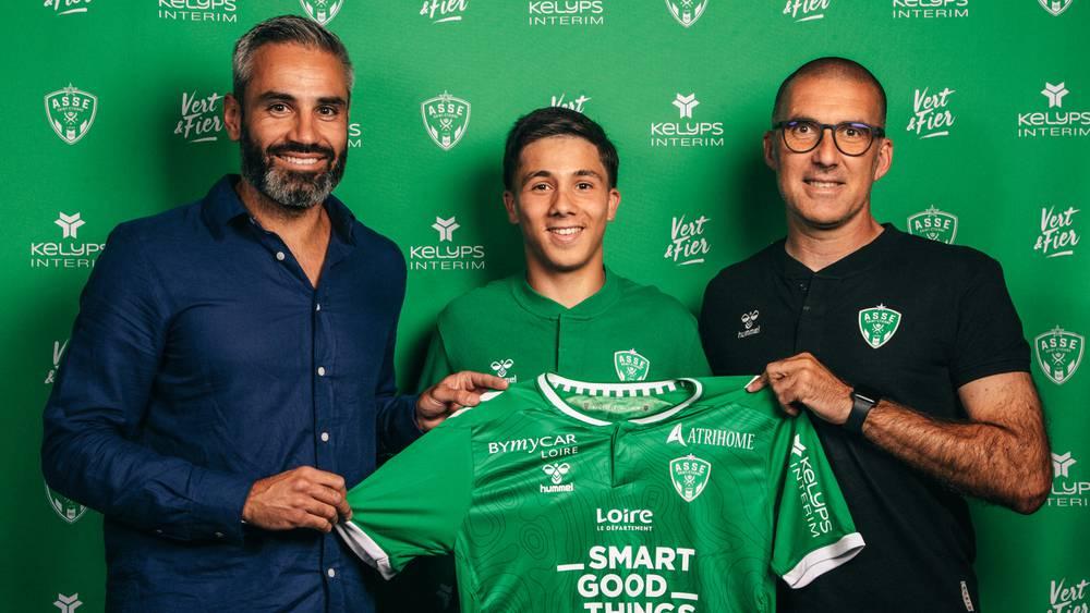 رسميا/ المغربي بوشواري يلتحق بصفوف سانت إيتيان الفرنسي بعقد يمتد لثلاثة مواسم