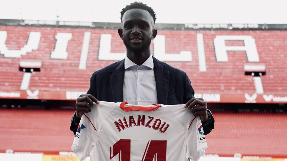 رسميًا/ إشبيلية يتعاقد مع مُدافع بايرن ميونخ "تانغوي نيانزو" لتعويض رحيل "جول كوندي"